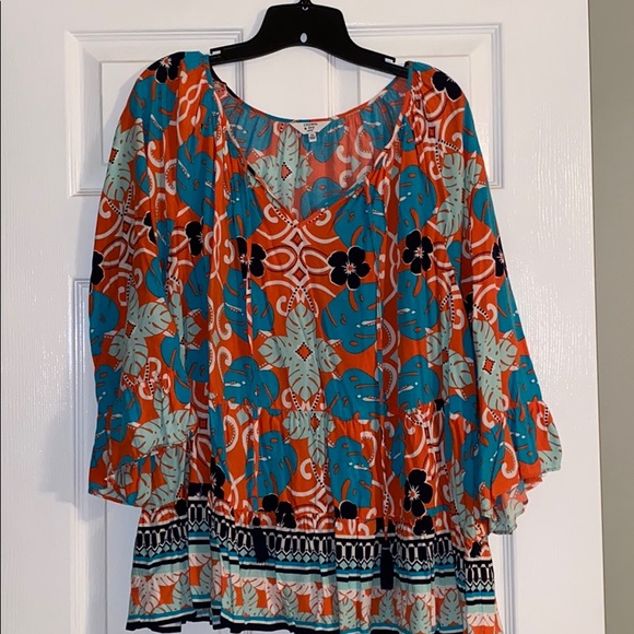 Crown & Ivy Curvy Peasant Top - Picture 2 of 8